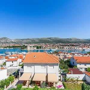 https://rooms-carija.hotels-in-trogir.com